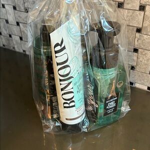 Bonjour and Emily in Paris Bath Set